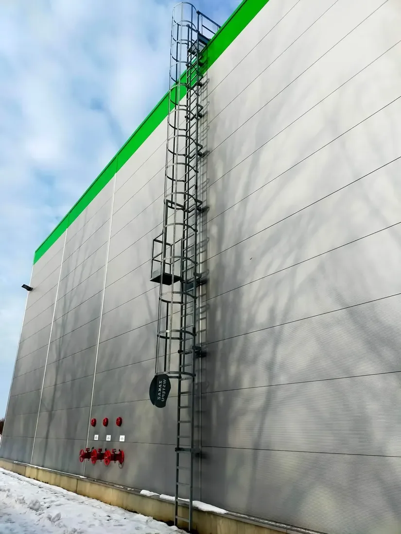 Montaż drabiny pionowej FIXO SYSTEM z podnośnika